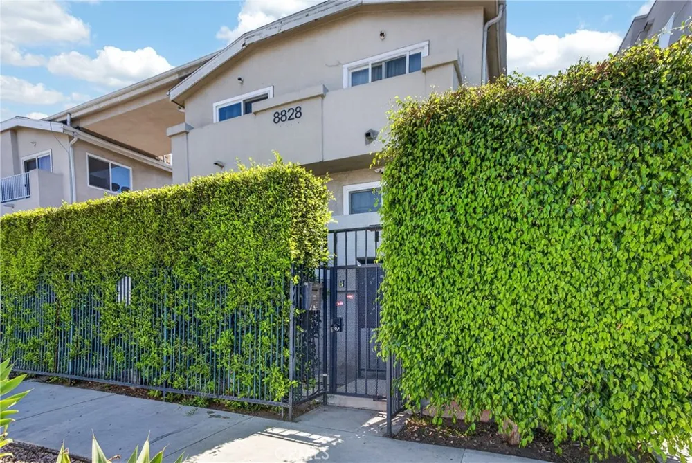 8828 Burnet Ave #9 North Hills, CA 91343