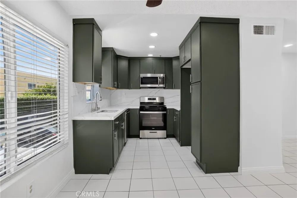 8828 Burnet Ave #9 North Hills, CA 91343
