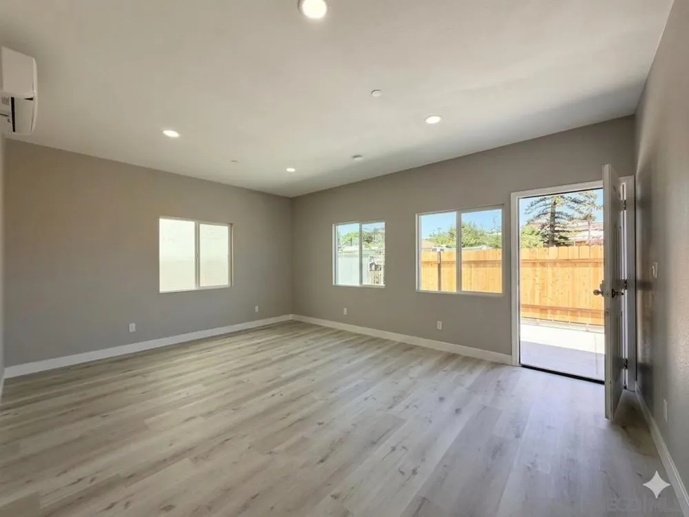 5370 Nutmeg St Oak Park, CA 92105
