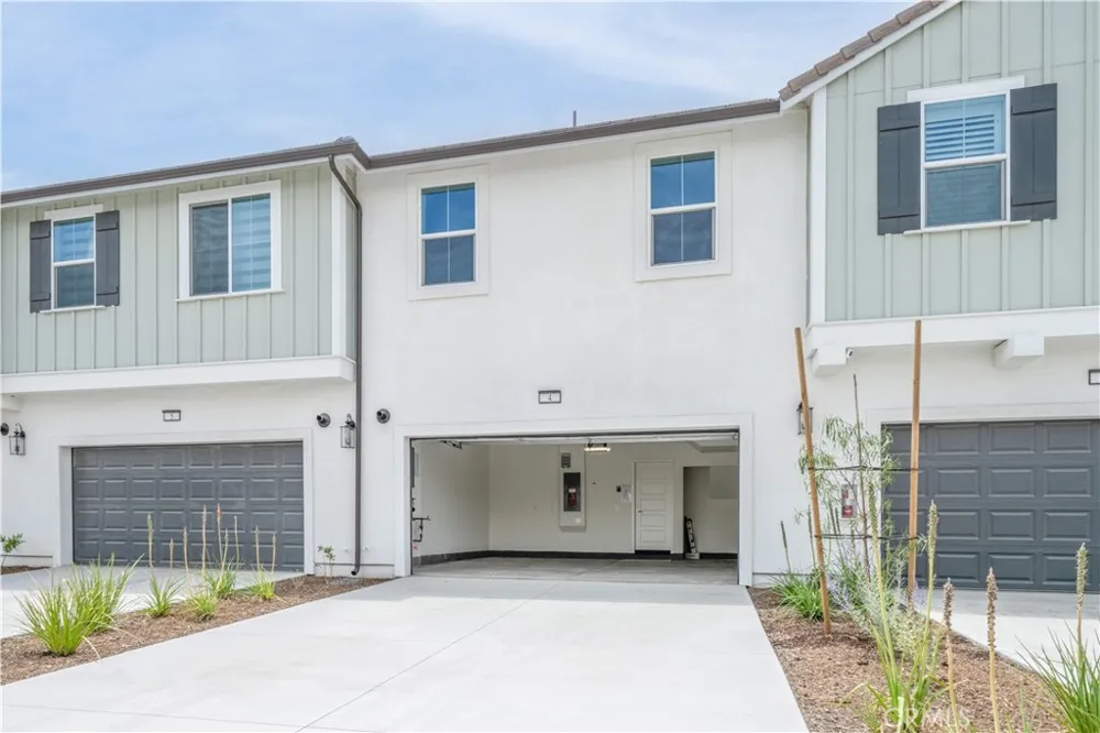 4016 E Peony Paseo unit #4 Ontario, CA 91761