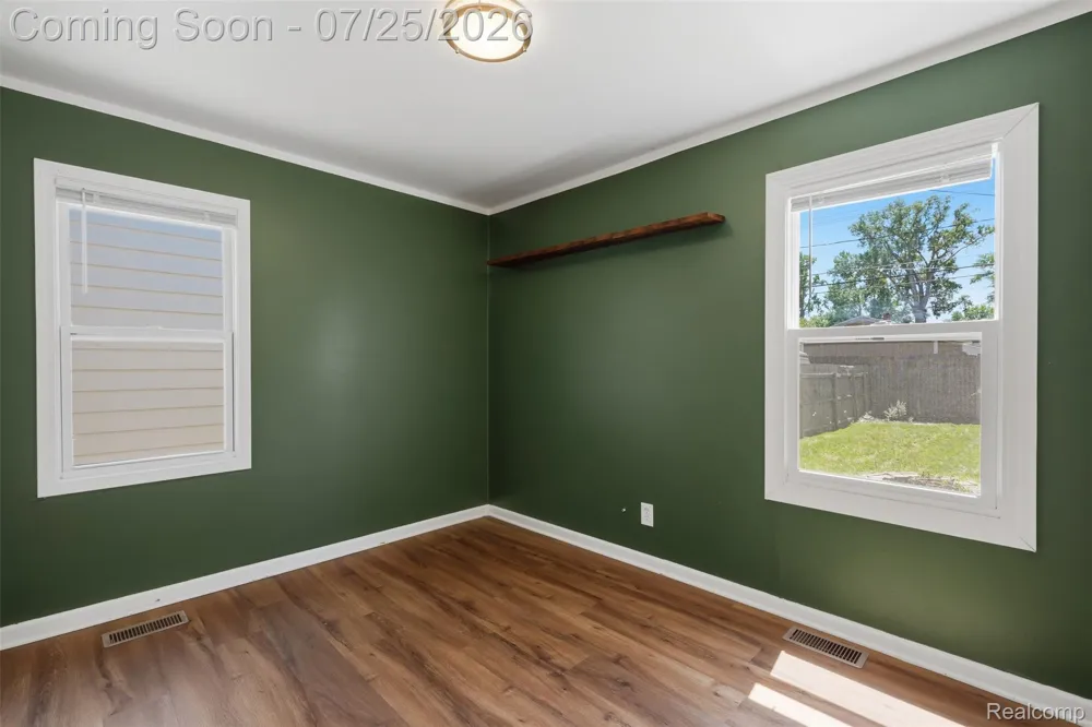 84 E Kalama Avenue Madison Heights City, MI 48071