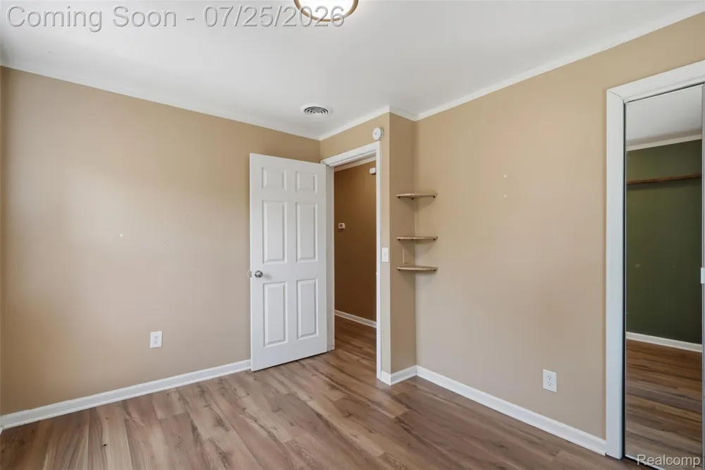 84 E Kalama Avenue Madison Heights City, MI 48071