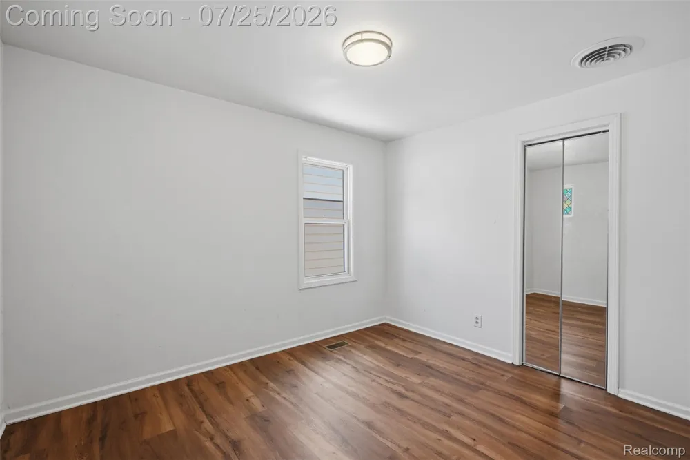 84 E Kalama Avenue Madison Heights City, MI 48071
