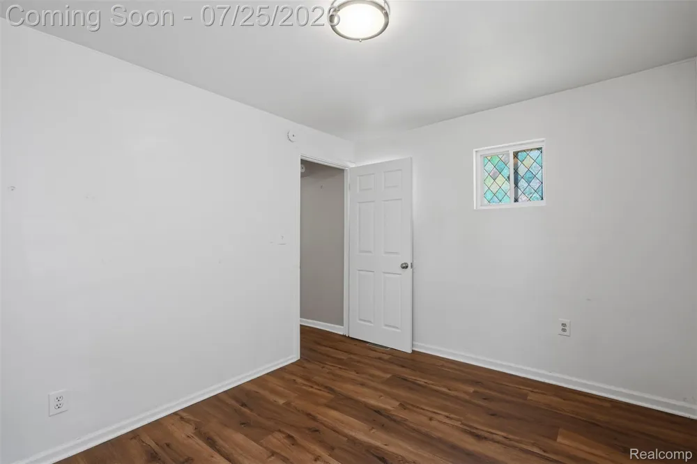 84 E Kalama Avenue Madison Heights City, MI 48071