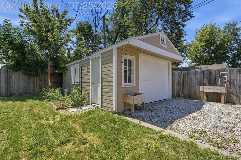 84 E Kalama Avenue Madison Heights City, MI 48071