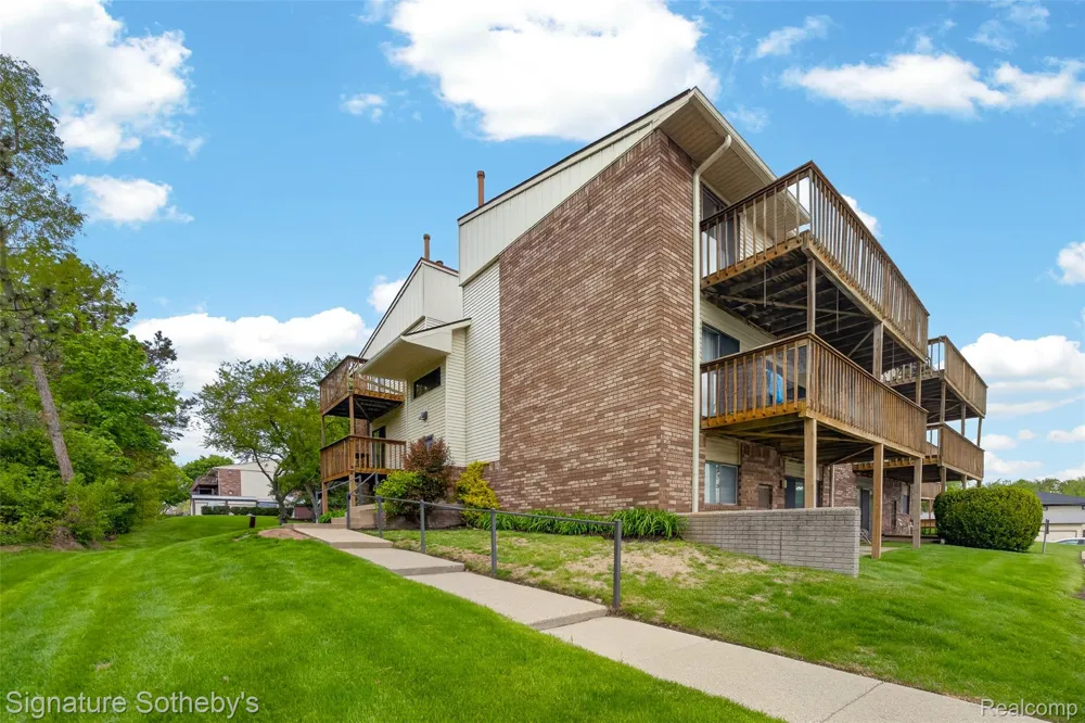 875 S Pontiac Trail #B208 Walled Lake City, MI 48390