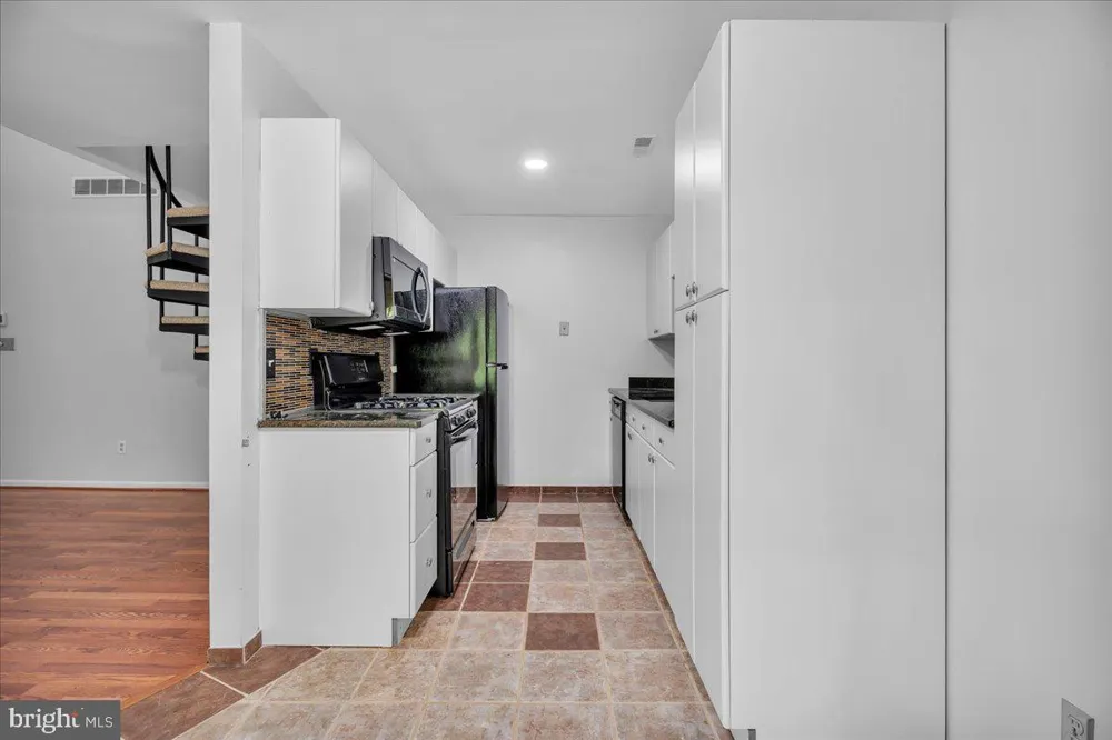 421 TAVISTOCK Cherry Hill, NJ 08034