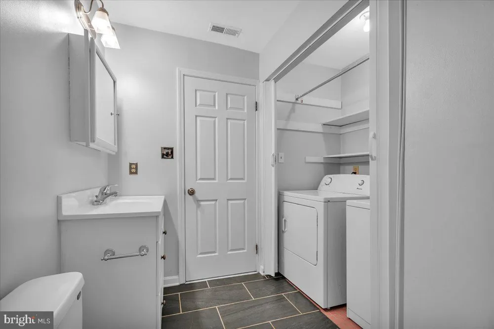 421 TAVISTOCK Cherry Hill, NJ 08034