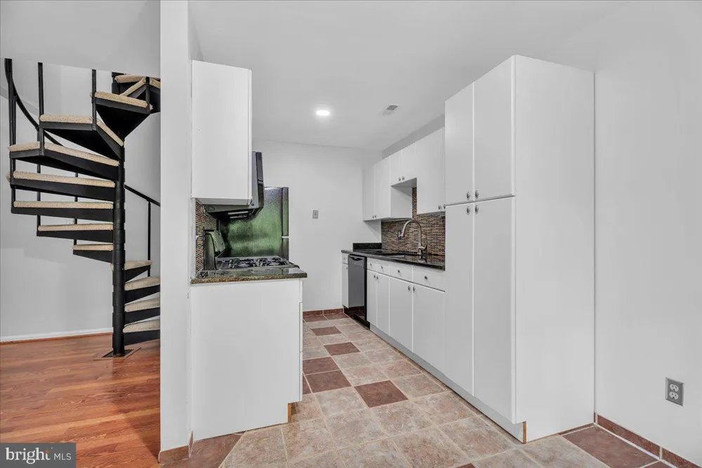 421 TAVISTOCK Cherry Hill, NJ 08034