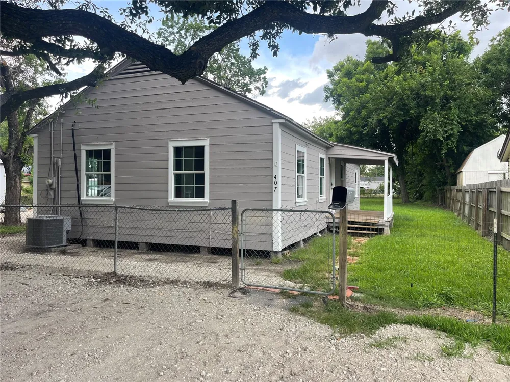 407 Magnolia Street Highlands, TX 77562