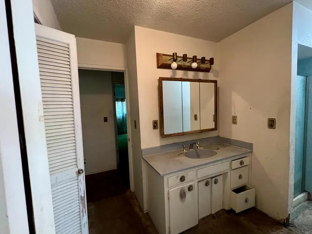 1569 E Olive Avenue Porterville, CA 93257