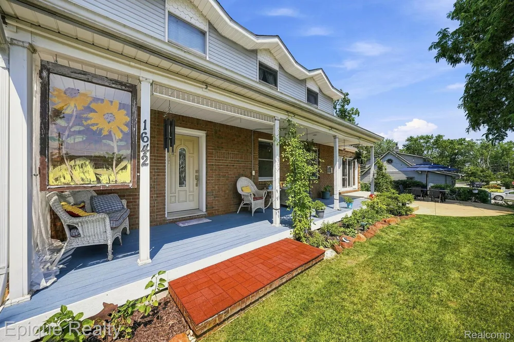 1642 Delmonte Street Wolverine Lake Village, MI 48390