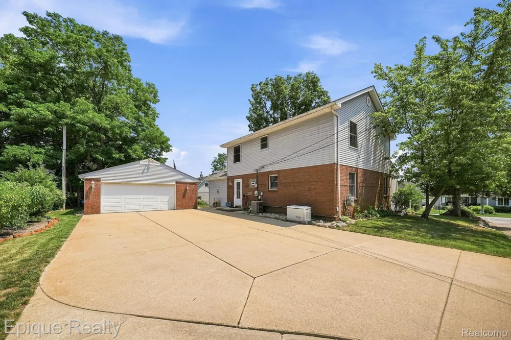 1642 Delmonte Street Wolverine Lake Village, MI 48390
