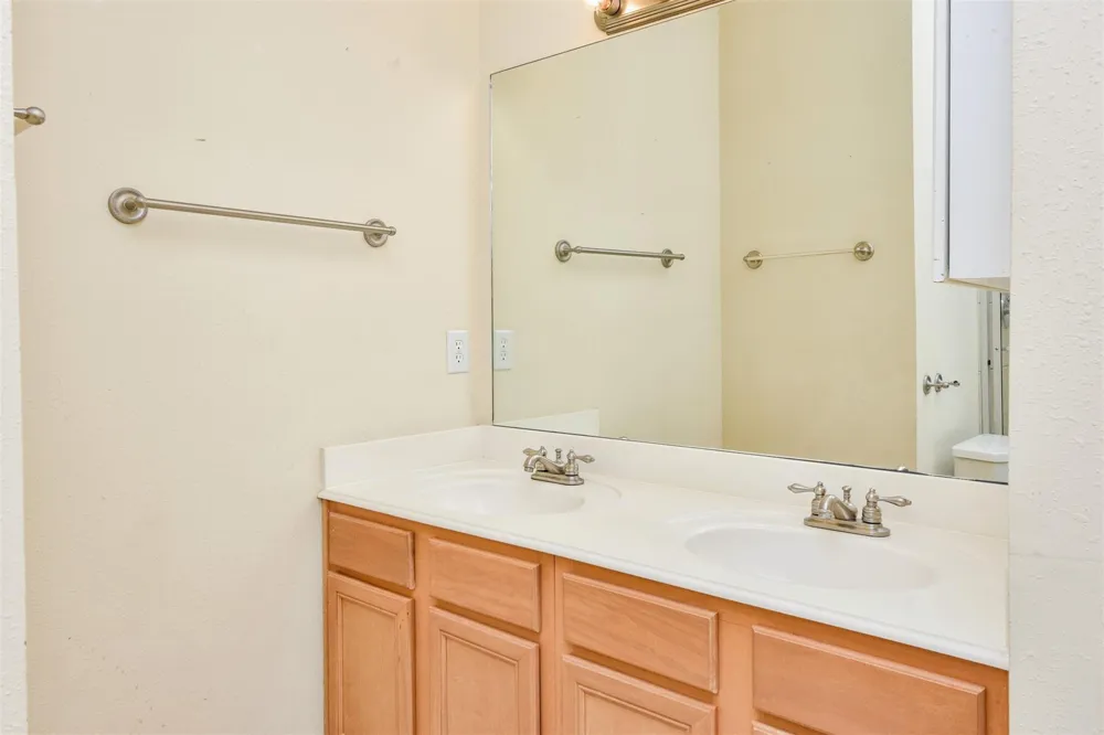 717 Cedarwood Friendswood, TX 77546