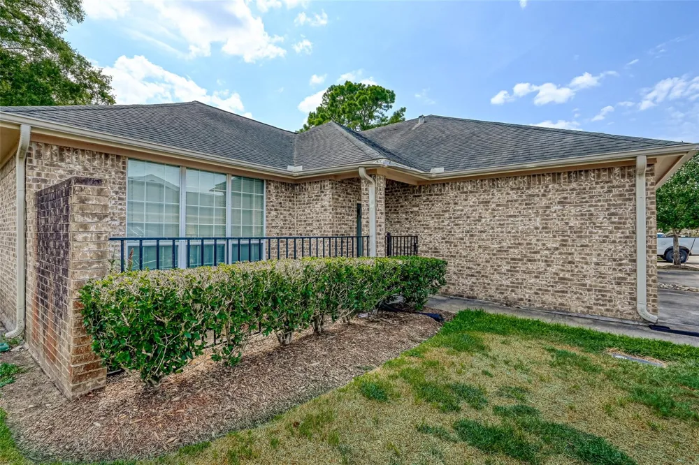 717 Cedarwood Friendswood, TX 77546