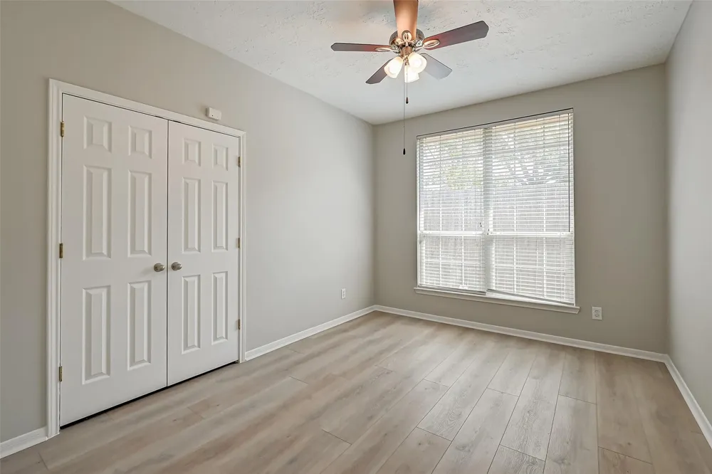 717 Cedarwood Friendswood, TX 77546