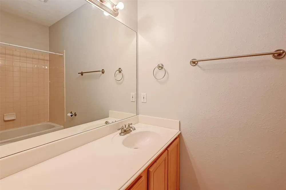 717 Cedarwood Friendswood, TX 77546