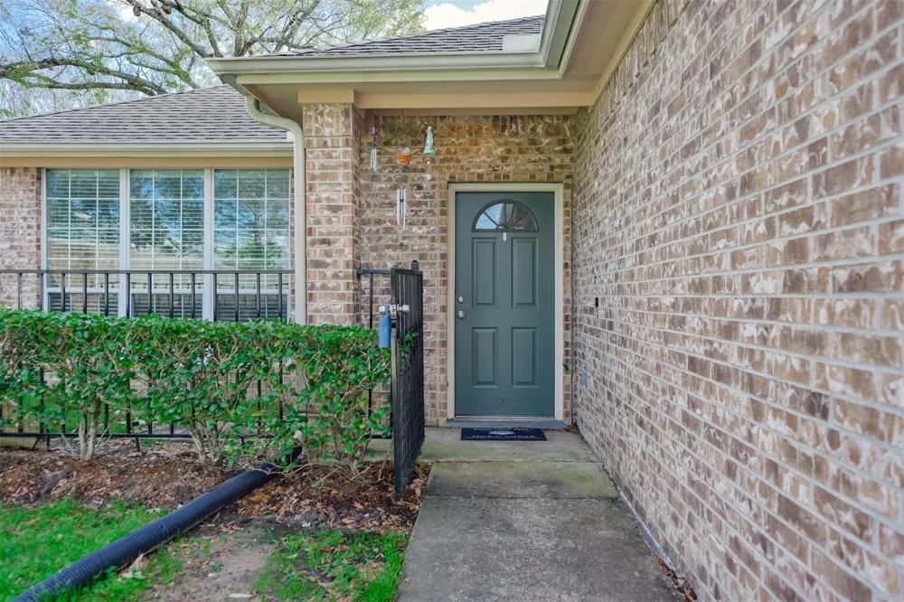 717 Cedarwood Friendswood, TX 77546