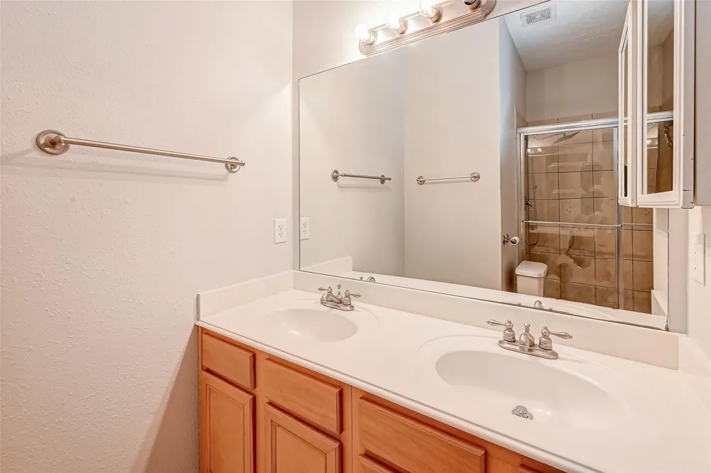 717 Cedarwood Friendswood, TX 77546