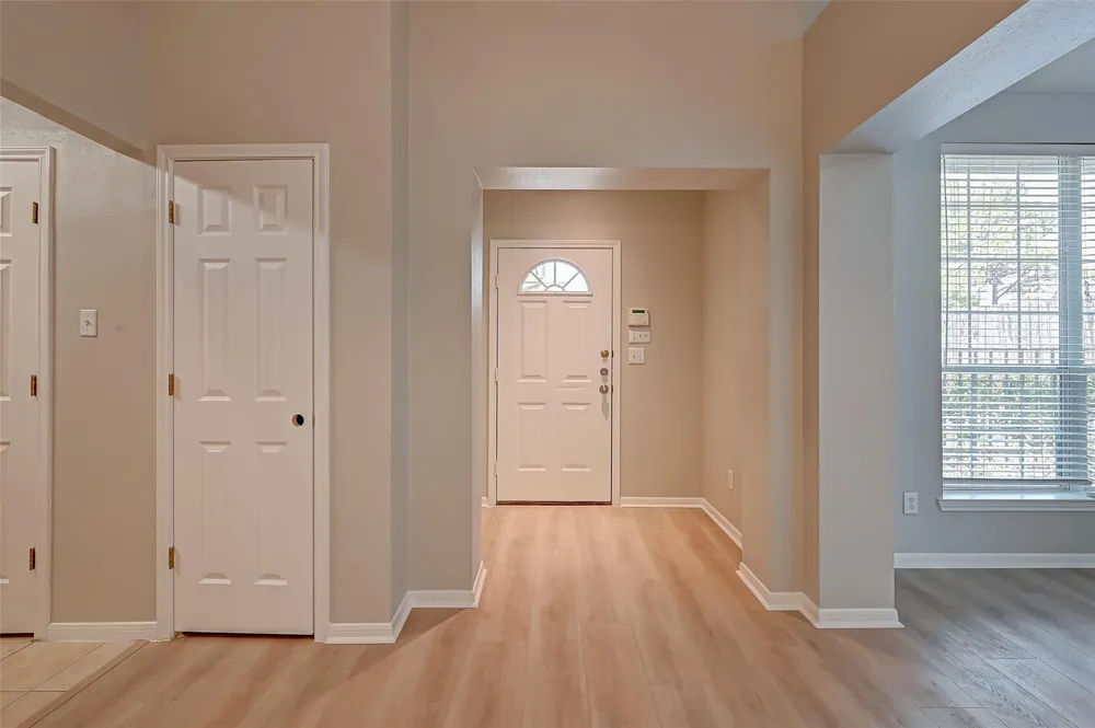 717 Cedarwood Friendswood, TX 77546