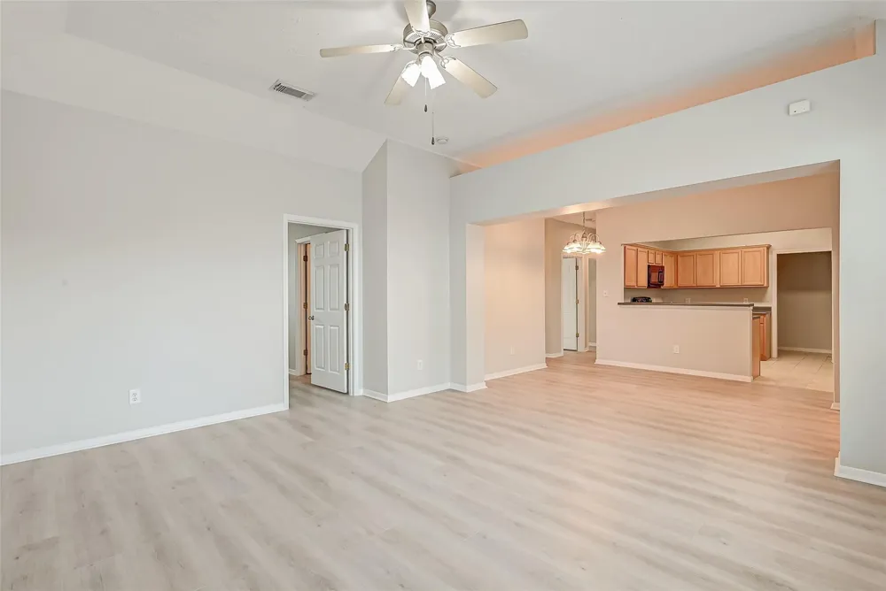 717 Cedarwood Friendswood, TX 77546