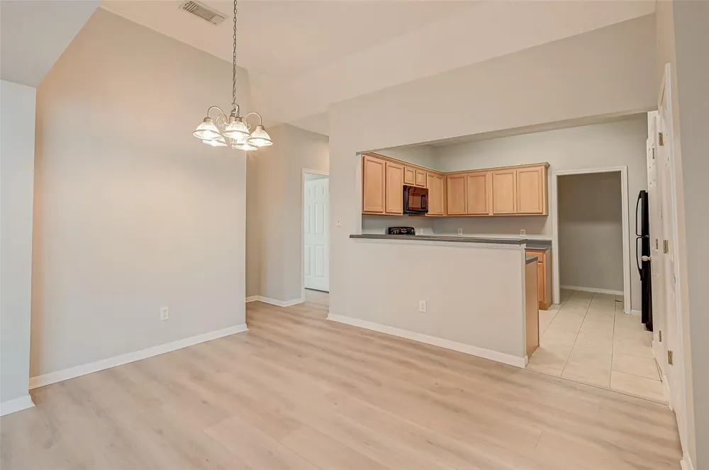717 Cedarwood Friendswood, TX 77546