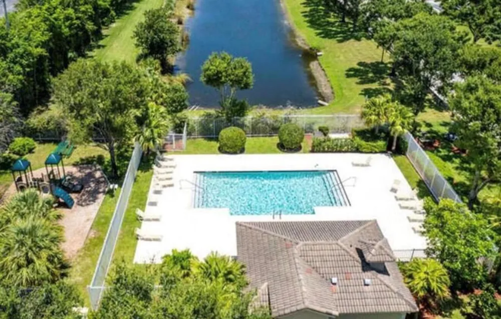 816 Summit Lake Drive West Palm Beach, FL 33406