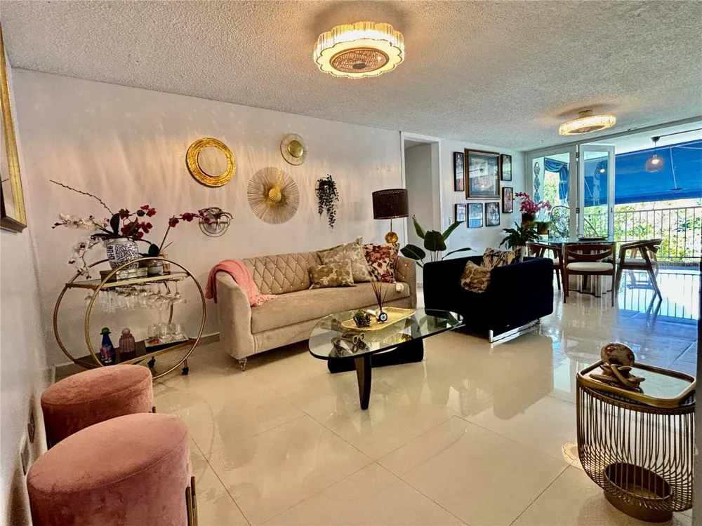 1248 AV. LUIS VIGOREAUX #8 Guaynabo, PR 00966