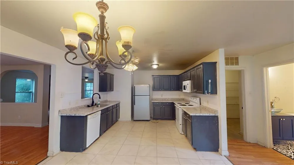 4209 Oak Pointe Drive Winston-Salem, NC 27105
