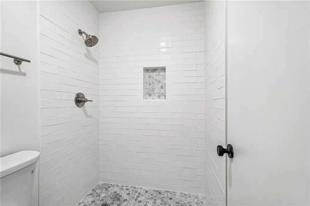 1001 Lake Pointe Circle Roswell, GA 30075