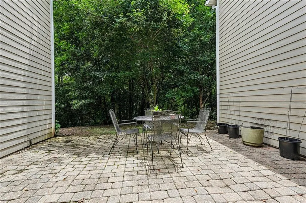 1001 Lake Pointe Circle Roswell, GA 30075