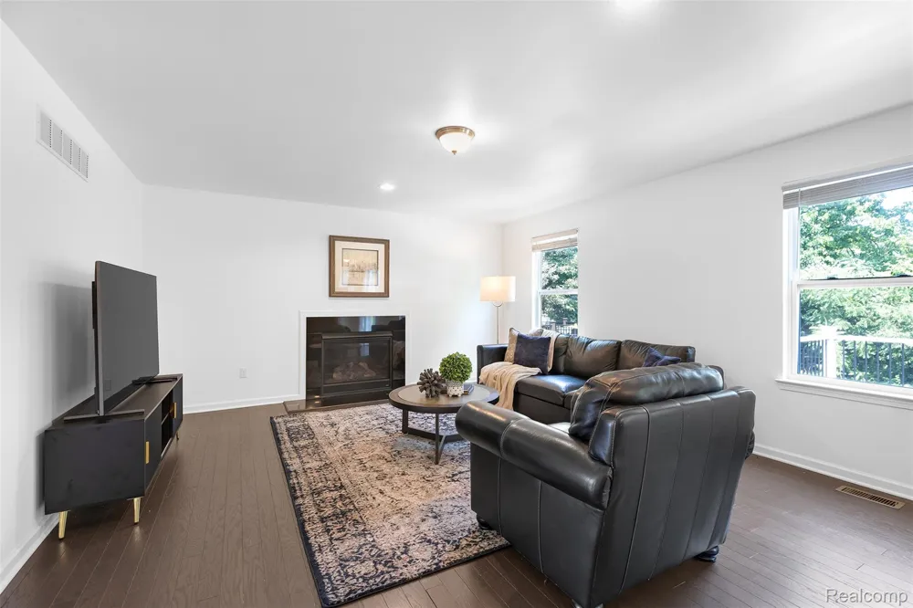 21422 Navarra Drive Lyon Charter Township, MI 48178