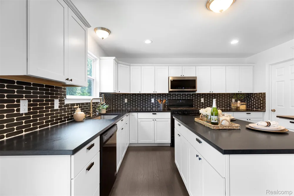 21422 Navarra Drive Lyon Charter Township, MI 48178