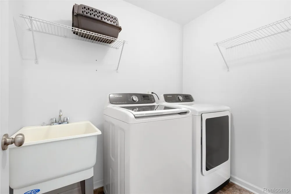 21422 Navarra Drive Lyon Charter Township, MI 48178