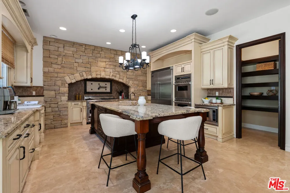 5405 Fremantle Lane Calabasas, CA 91302