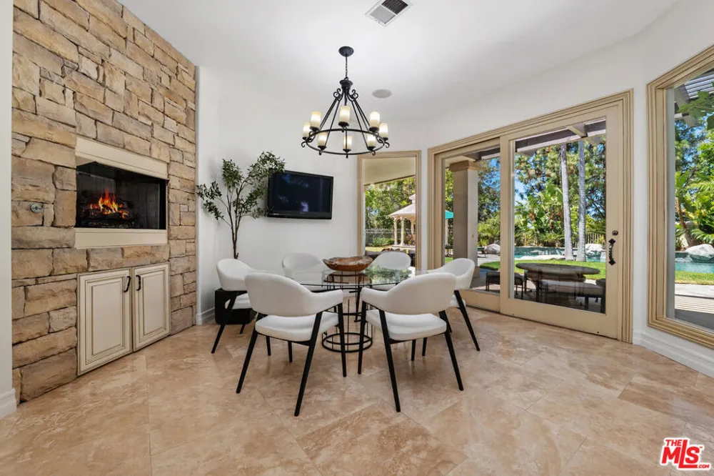 5405 Fremantle Lane Calabasas, CA 91302