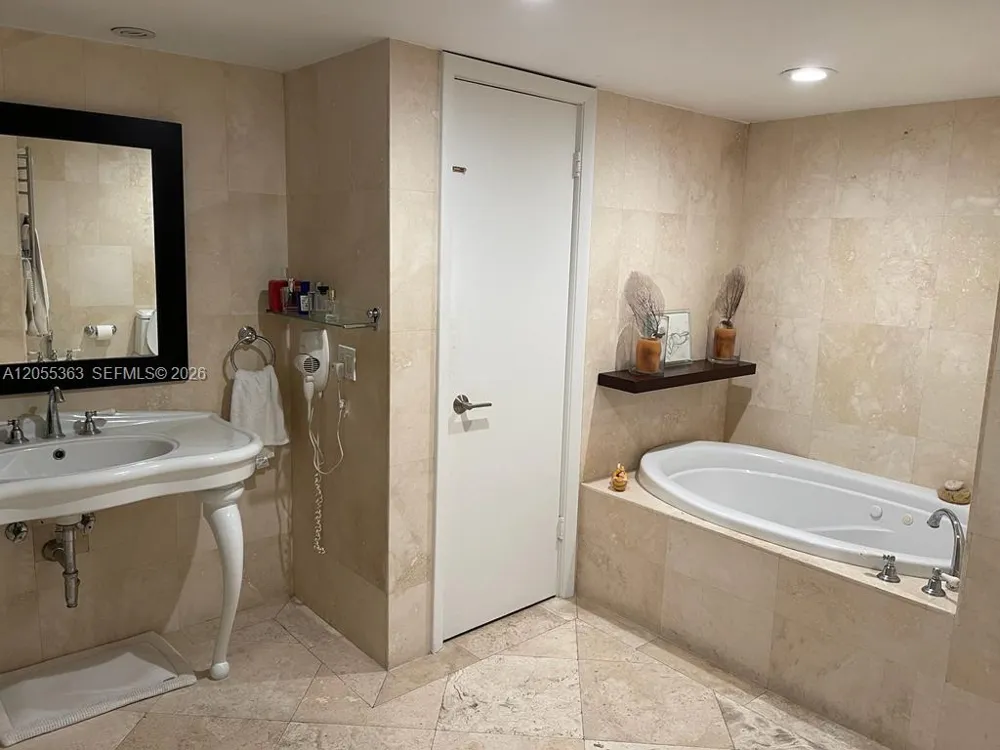 600 Grapetree Dr #7CS Key Biscayne, FL 33149