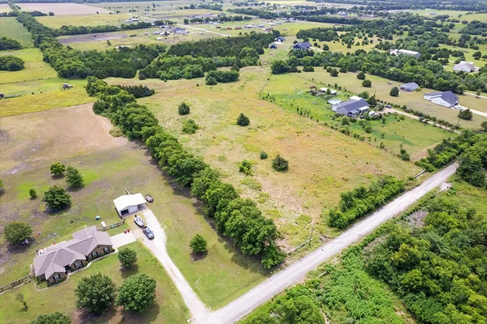 10843 E Line Road Trenton, TX 75490