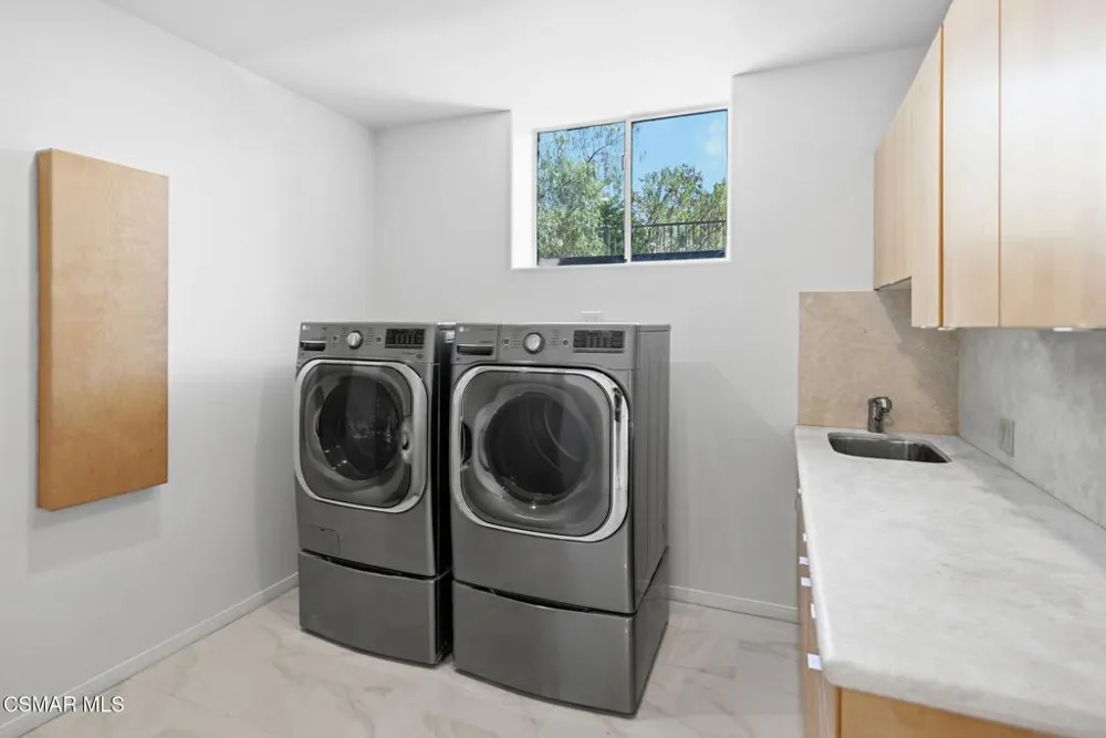 419 Helga Court Newbury Park, CA 91320
