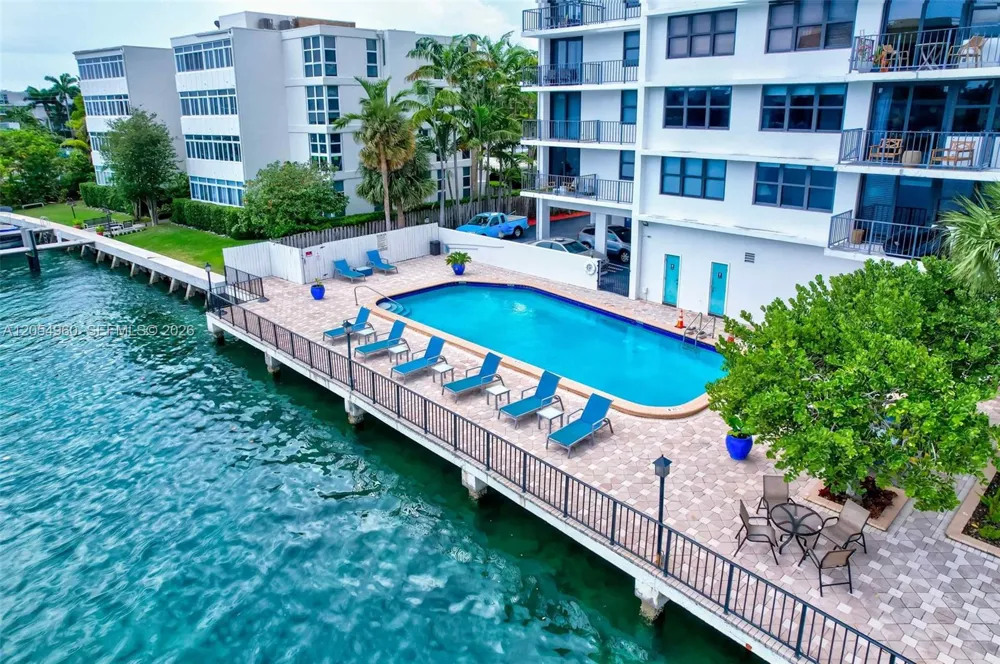 10101 E Bay Harbor Dr #502 Bay Harbor Islands, FL 33154