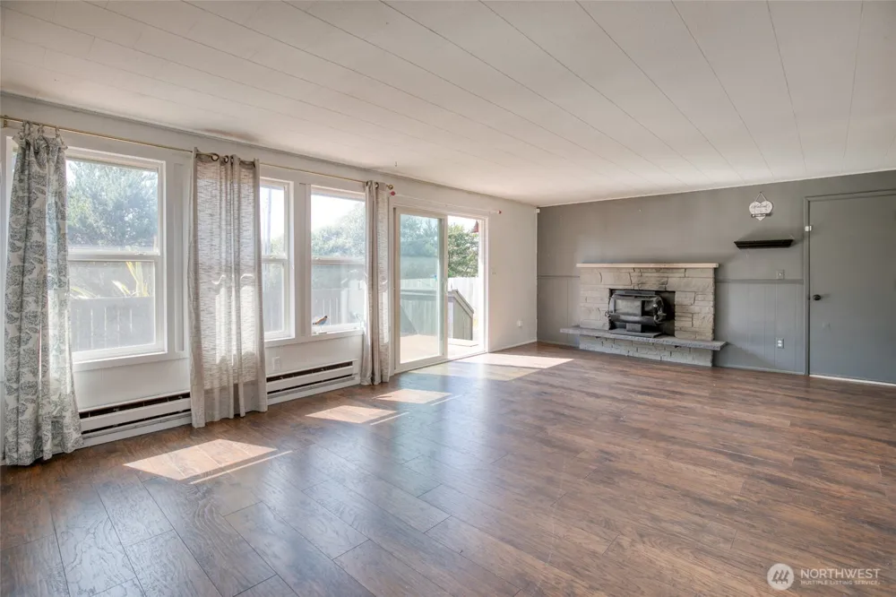 516 Sand Dune Avenue SW Ocean Shores, WA 98569