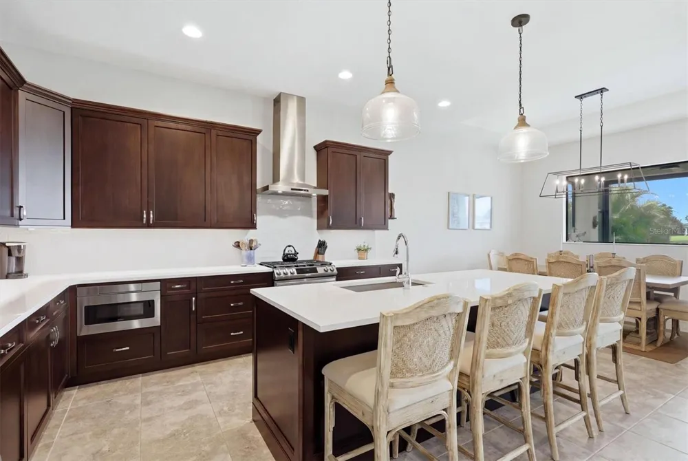 7712 SANDHILL LAKE DRIVE Sarasota, FL 34241