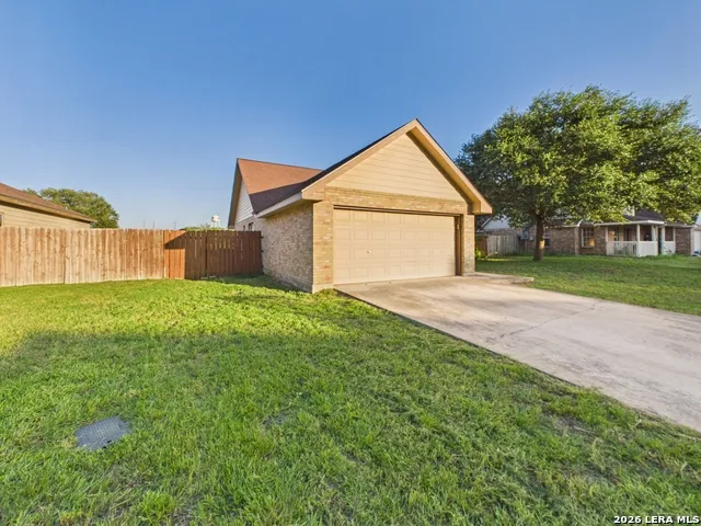 1125 IRIS CRESCENT DR Floresville, TX 78114