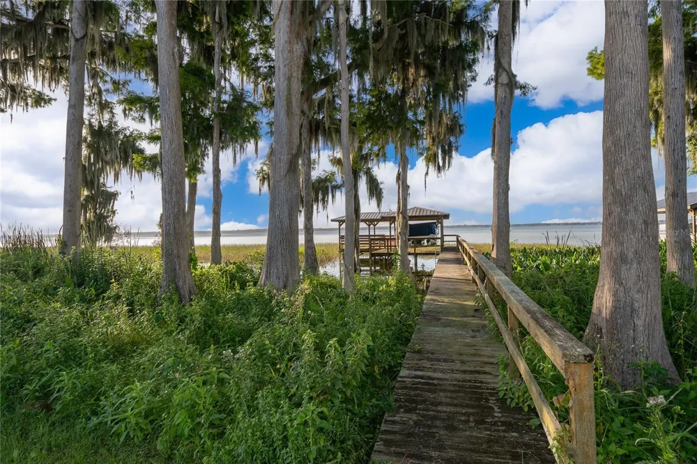 12131 EAGLES POINT COURT Grand Island, FL 32735