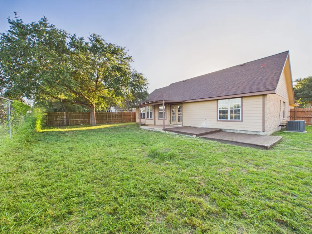 1125 Iris Crescent Drive Floresville, TX 78114