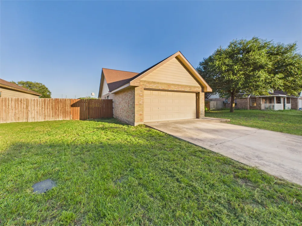 1125 Iris Crescent Drive Floresville, TX 78114
