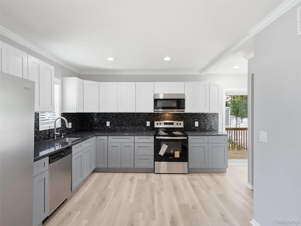 84 W End Avenue Waterford Charter Township, MI 48328