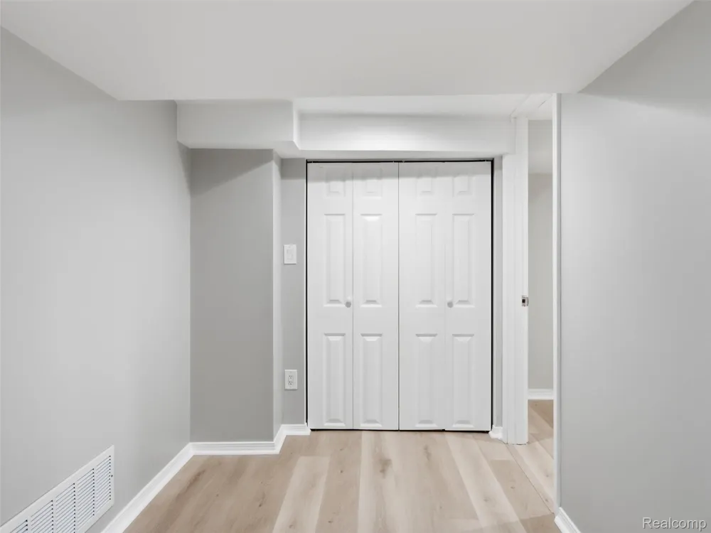 84 W End Avenue Waterford Charter Township, MI 48328