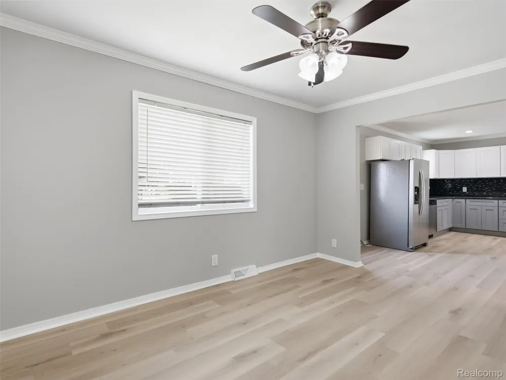 84 W End Avenue Waterford Charter Township, MI 48328