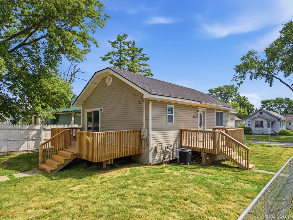 84 W End Avenue Waterford Charter Township, MI 48328